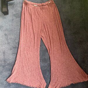 Beige Ribbed Flare Plants